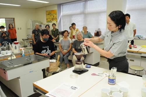コーヒーのたて方を実演する亀井純子さん