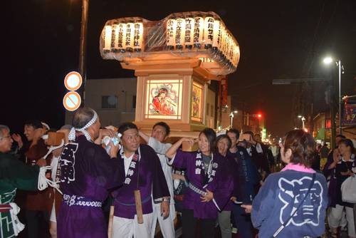 ビックリ夜店でお披露目された五神会の万燈神輿=7月26日、五戸町