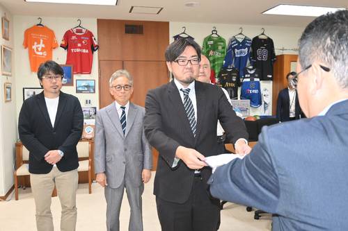 熊谷雄一市長(右)に要望書を手渡す類家徳久理事長(中央)=2日、八戸市