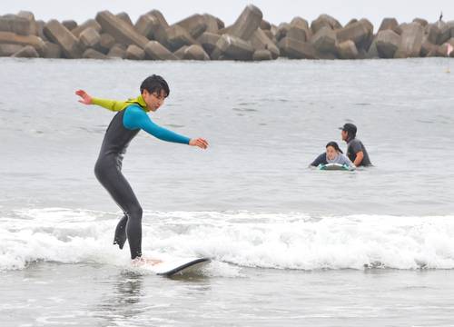 サーフィンを体験する参加者