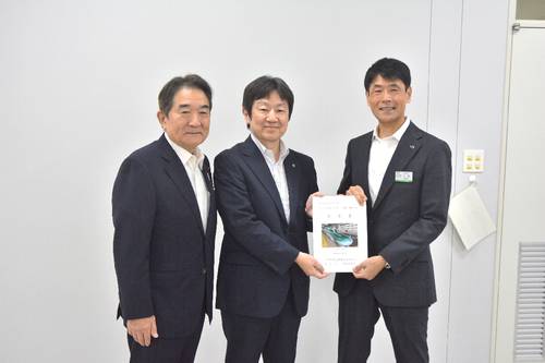大森健史支社長(右)に要望書を渡す(左から)阿部広悦委員長、奥田忠雄副知事=4日、盛岡市