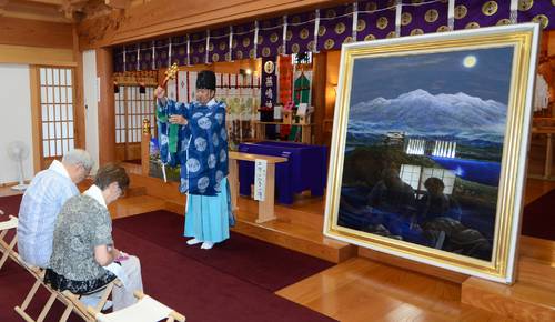 奉納奉告祭に参加する藤島廣司さん夫妻(左)