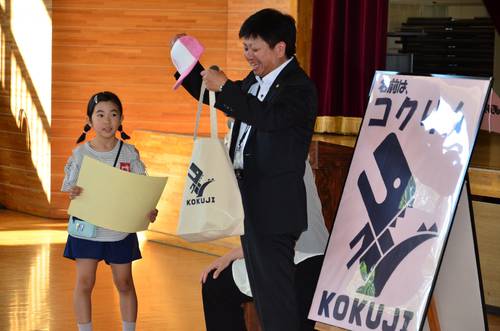 名付け親として、横道知亮所長(中央)から賞状と記念品を贈られた中村蓮佳さん(左)