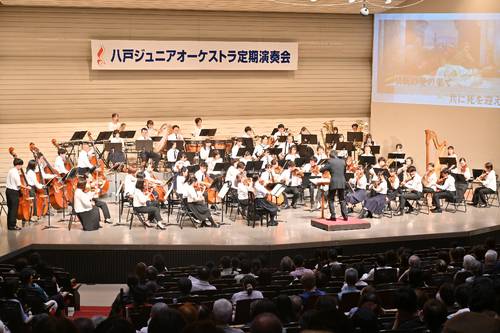 松井慶太さんの指揮で演奏した八戸ジュニア・オーケストラ