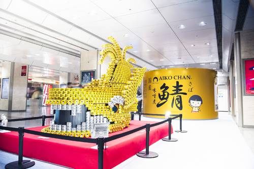 JR名古屋駅に展示されているサバ缶を使った「金の巨大しゃちほこ」=19日(伊藤食品提供)