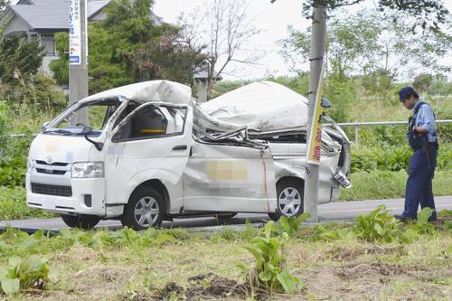 死亡した3人が乗っていたワンボックスカー=23日午前11時ごろ、六戸町犬落瀬柳沢(画像の一部を加工しています)