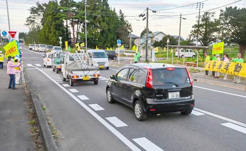 交通死亡事故発生の翌日、現場では六戸町内の関係団体が交通安全を呼びかけた=24日午後5時すぎ、六戸町