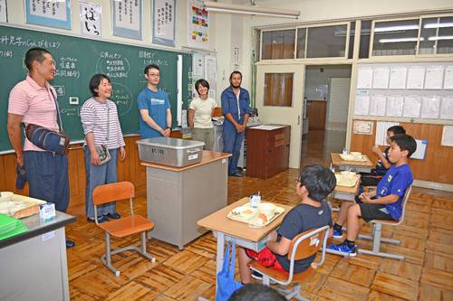 児童と懇談する春義彦さん(左端)ら生産者たち