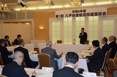 物流の「2024年問題」について意見交換する関係者=30日、八戸市