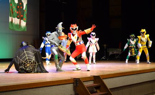 寸劇で戦隊ヒーローと悪役が戦う場面では、園児から大きな声援が送られた