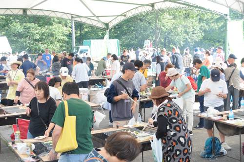 バーベキューを楽しむ来場者