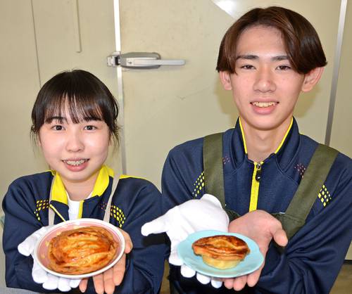 完成した「しおかぜイワシパイ」2種をPRする川口なな美さん(左)と赤石蓮哉さん