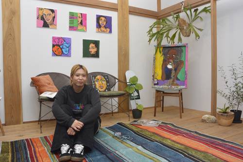 コーヒーやストリートカルチャーをテーマにした作品を展示している新山華加さん