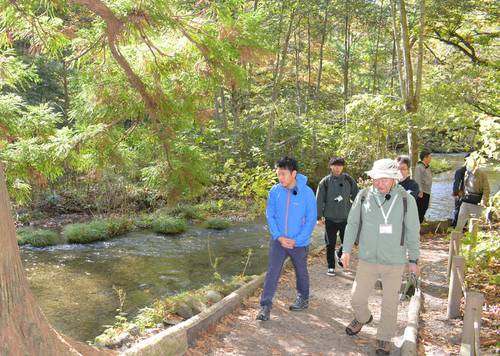 奥入瀬渓流を散策する青森県の宮下宗一郎知事(左)。土砂堆積など、現地の異変については「課題を整理する」と述べるにとどめる=10月21日、十和田市