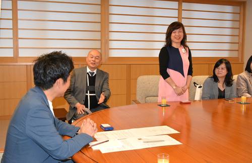 宮下宗一郎知事(左)と意見交換する黃翠華總監(左から3人目)=31日、青森県庁