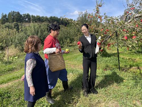 岩舘英理代表(左)と長男・岳さん(中央)から栽培や経営の現状を確認する関口結実さん=10月中旬、八戸市