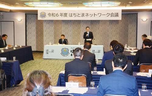 脱炭素の推進に向け、八戸市と北海道苫小牧市が連携を確認した「はちとまネットワーク会議」=7日、八戸市