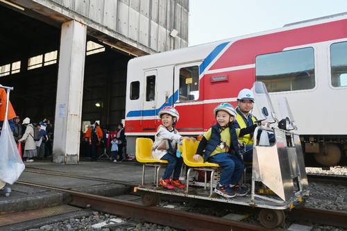 三陸鉄道久慈派出所構内で軌道自転車を体験する子ども