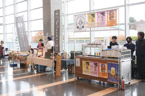 地元の食材を使った料理やお酒の店が多数並ぶYSアリーナ八戸2階=15日