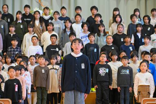児童を代表し「六戸小での思い出と共に、六戸学園でも新しい思い出を作っていく」と宣言する杉山彩羽さん