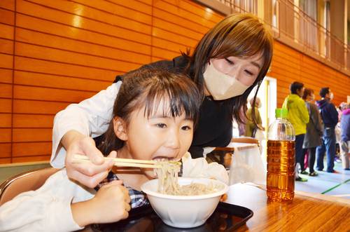 林郷そばの新そばを味わう親子