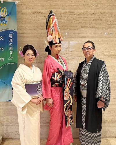 「きものの祭典」に出演した(右から)類家通さん、工藤恭子さん、川口幸子さん(類家さん提供)
