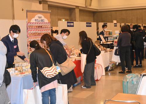 給食用食品などのメーカーが一堂に会した展示会=23日、八戸市
