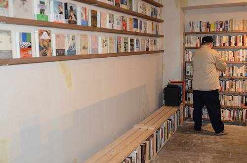 「棚貸し本屋」をスタートする古書店「GERONIMO」の店内。左側の空きスペースに棚を設置する予定だ=11月29日、八戸市三日町