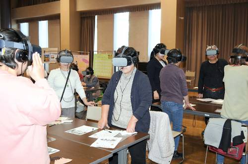VR機器を付けて認知症の症状を実感する参加者