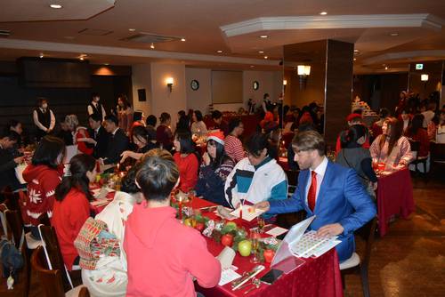 趣向を凝らしたアトラクションで県産リンゴの魅力を発信したクリスマスイベントを楽しむ参加者