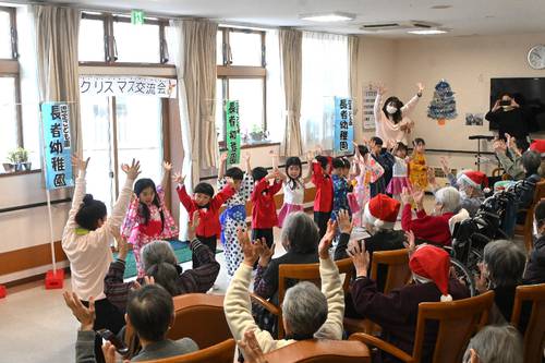 手遊び歌「むすんでひらいて」を披露する園児と、盛り上がる入所者ら