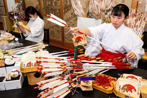 蕪嶋神社では年末年始に向けて縁起物の準備が進む=16日、八戸市
