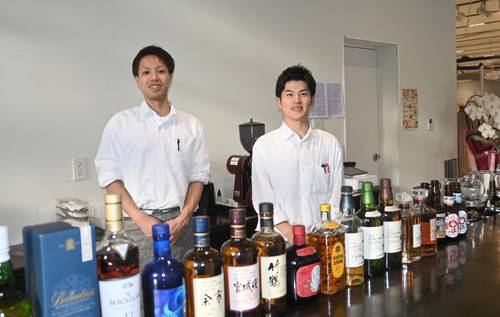 「Cafe&Bal Roast」の中村望裕斗代表(右)と小山内和希店長=18日、八戸市