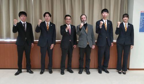 日本学生氷上競技選手権での活躍を誓う八学大の選手ら=19日、八戸市庁