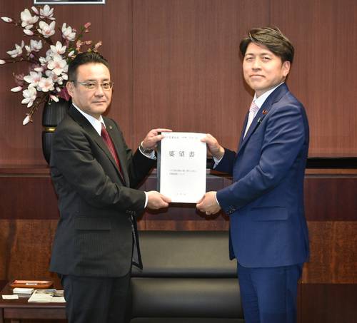 中野洋昌国土交通相(右)に要望書を手渡す熊谷雄一市長=24日、国交省