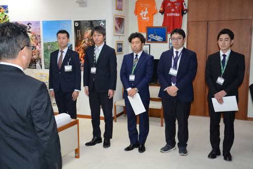 熊谷雄一市長(左)から訓示を受けるPTのメンバー=2024年11月1日、八戸市庁