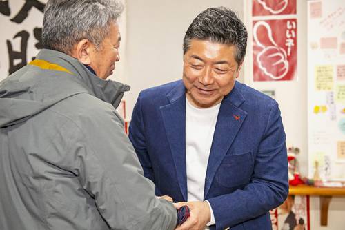支援者と握手を交わす畑中宏之さん=19日午後11時20分ごろ、十和田市三本木西金崎の選挙事務所