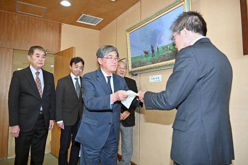 要望書を提出する中田博文会長(左から3人目)