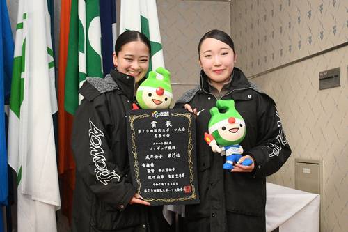 フィギュアスケート成年女子の都道府県対抗で8位に入り、2年ぶりの入賞を果たした青森の渡辺倫果(左)と聖前埜乃華=ヘルスピア倉敷アイスアリーナ