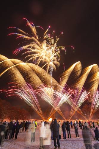 冬の夜空を鮮やかに染めた打ち上げ花火=31日、十和田湖畔休屋地区