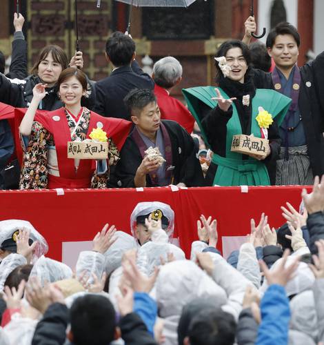成田山新勝寺の節分会で豆をまく、NHK大河ドラマ「べらぼう」に出演する横浜流星さん(右)と小芝風花さん=2日午前、千葉県成田市