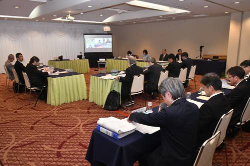統合新病院の基本計画案について議論する青森県と青森市の有識者会議のメンバー=2日、同市