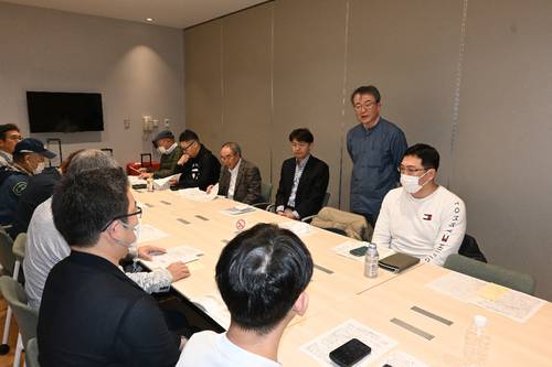 結団式で視察の狙いを語る広瀬知明団長(奥右から2人目)=3日、羽田空港