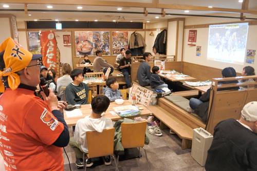 八戸せんべい汁研究所のメンバーらが八戸市の魅力をPRしたイベント