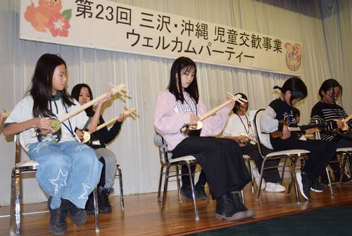「カンカラ三線」を披露する沖縄側の児童たち