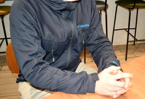 両容疑者の病院内での立場などを語る元職員の男性=2月上旬、八戸市