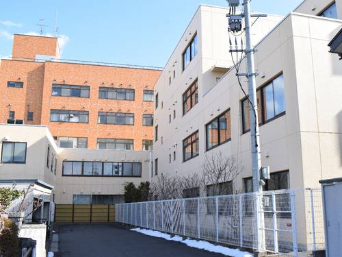 みちのく記念病院の入院病棟。女性は入院した際、患者が過密状態で病院の対応にも違和感を抱いたという=16日、八戸市