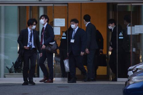 立ち入り検査を終え、みちのく記念病院を出る八戸市保健所と青森県の職員ら=19日午後5時10分ごろ、八戸市