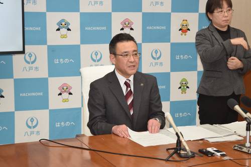 みちのく記念病院の事件に関して言及する、熊谷雄一市長=20日、八戸市庁