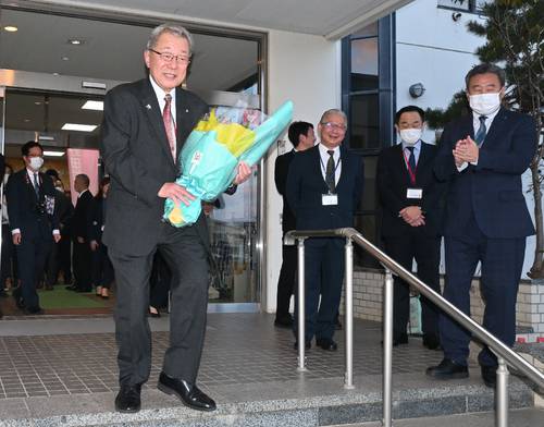 職員らに見送られて庁舎を後にする小田祐士氏(左)=26日午後5時過ぎ、野田村役場